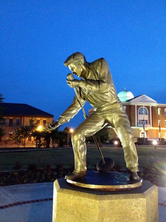 Bronze statue of Elvis in front of Tupelo City Hall